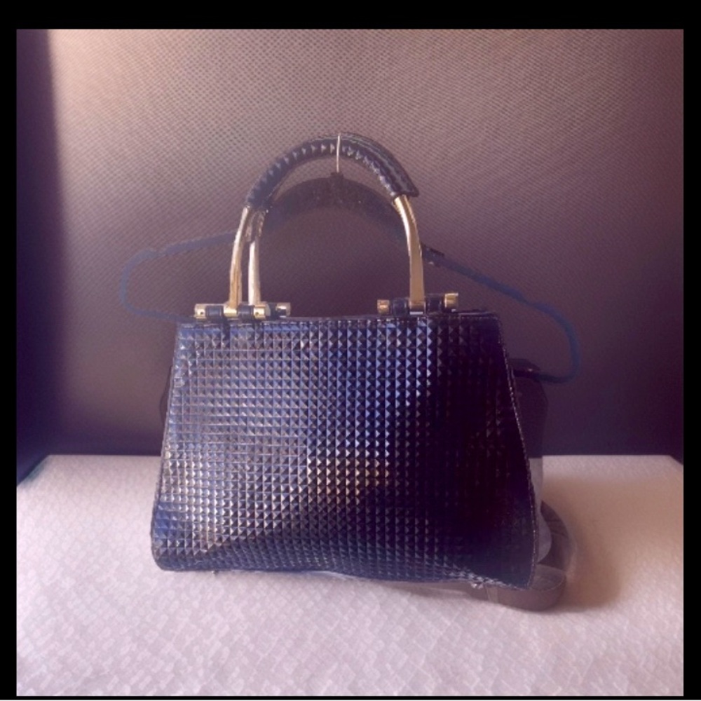 PAPRIKA HANDBAGS /Paprika Collection -top Handle Bag - Black &Gold VGU